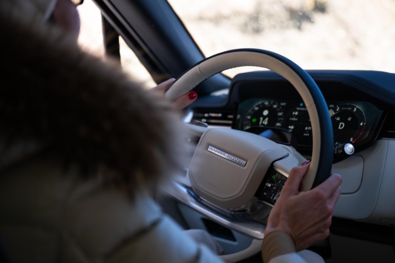 Range Rover na Kopah: razkošje in moč v zimskem okolju