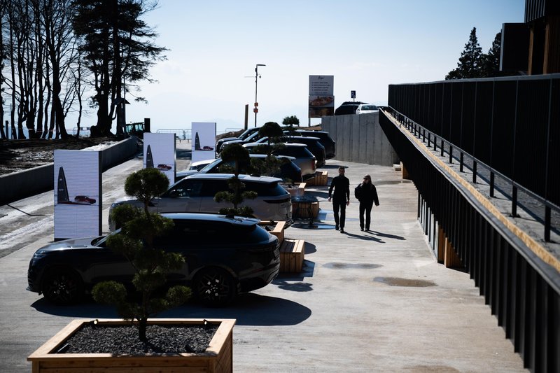 Range Rover na Kopah: razkošje in moč v zimskem okolju