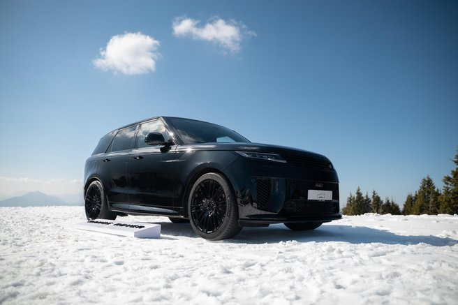 Range Rover na Kopah: razkošje in moč v zimskem okolju