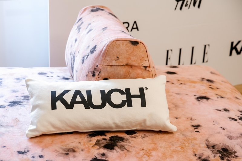 Sedeli smo na edinstvenem kavču slovenske znamke Kauch in zdaj vemo, zakaj je to udobje, ki ga preprosto morate doživeti