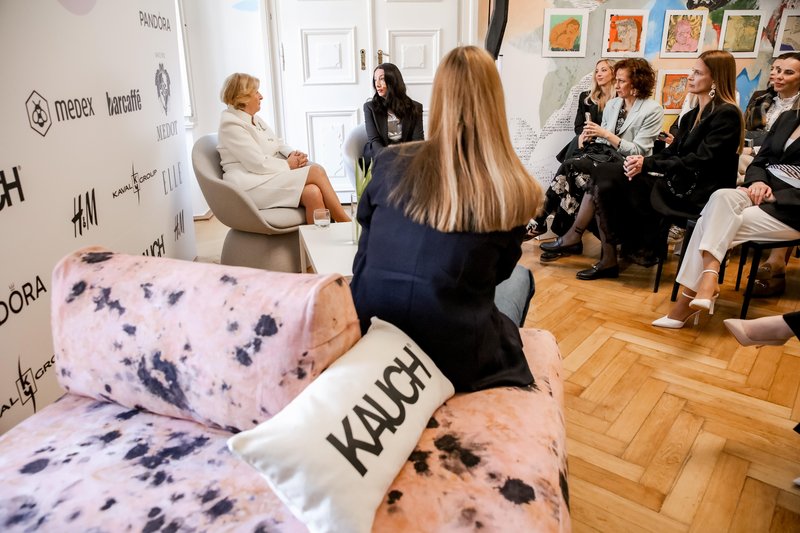 Sedeli smo na edinstvenem kavču slovenske znamke Kauch in zdaj vemo, zakaj je to udobje, ki ga preprosto morate doživeti