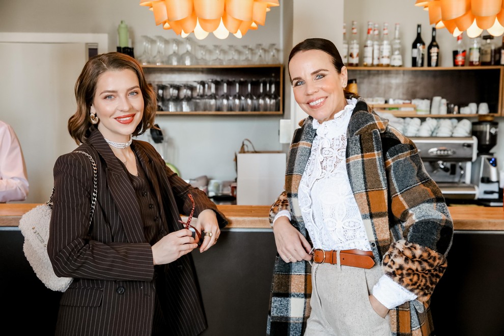 Ob takšni priložnosti seveda ni ostala neopažena niti modna izbira udeleženk. Gostje so s svojimi stajlingi pokazale raznolike interpretacije sodobne …