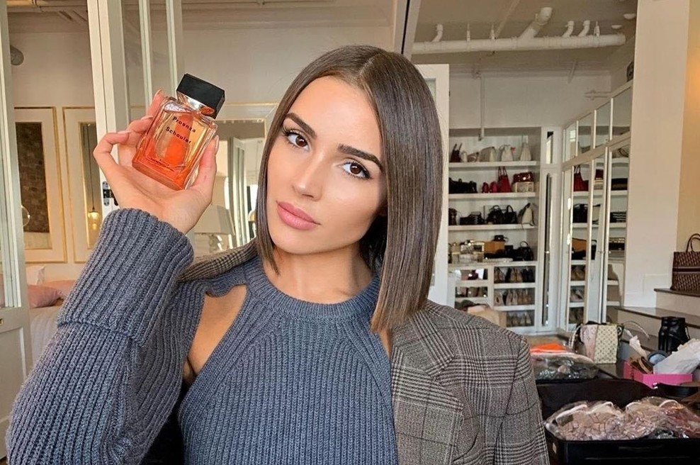 Ta detajl na steklenički razkriva, kdaj parfumu poteče rok trajanja (mnogi ga ignorirajo tudi desetletja) (foto: Profimedia)