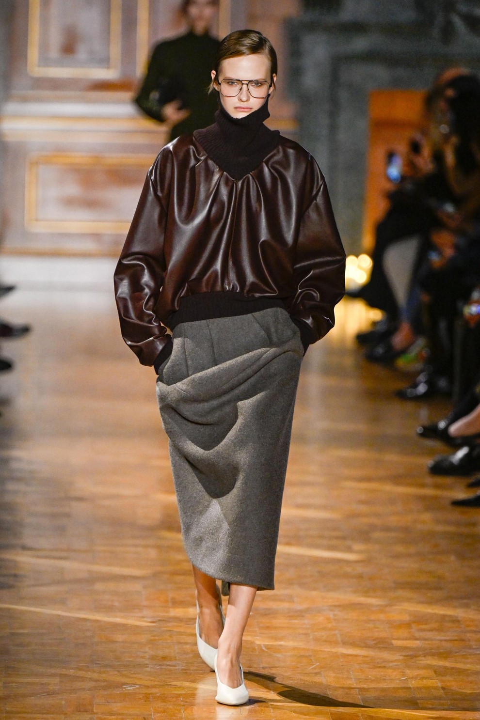 Kolekcija Victorie Beckham za jesen je temeljila na dveh ključnih silhuetah: ozkem hlačnem kostimu in slip obleki. Oblikovalka je kolekcijo …