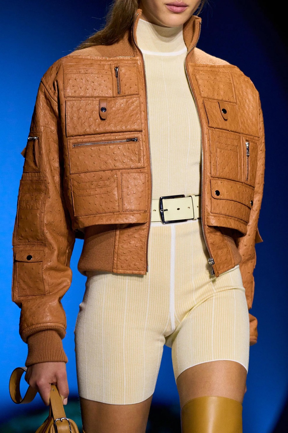 Kako s pasom oplemenititi vsak stajling? Hermès za jesen in zimo 2026/27