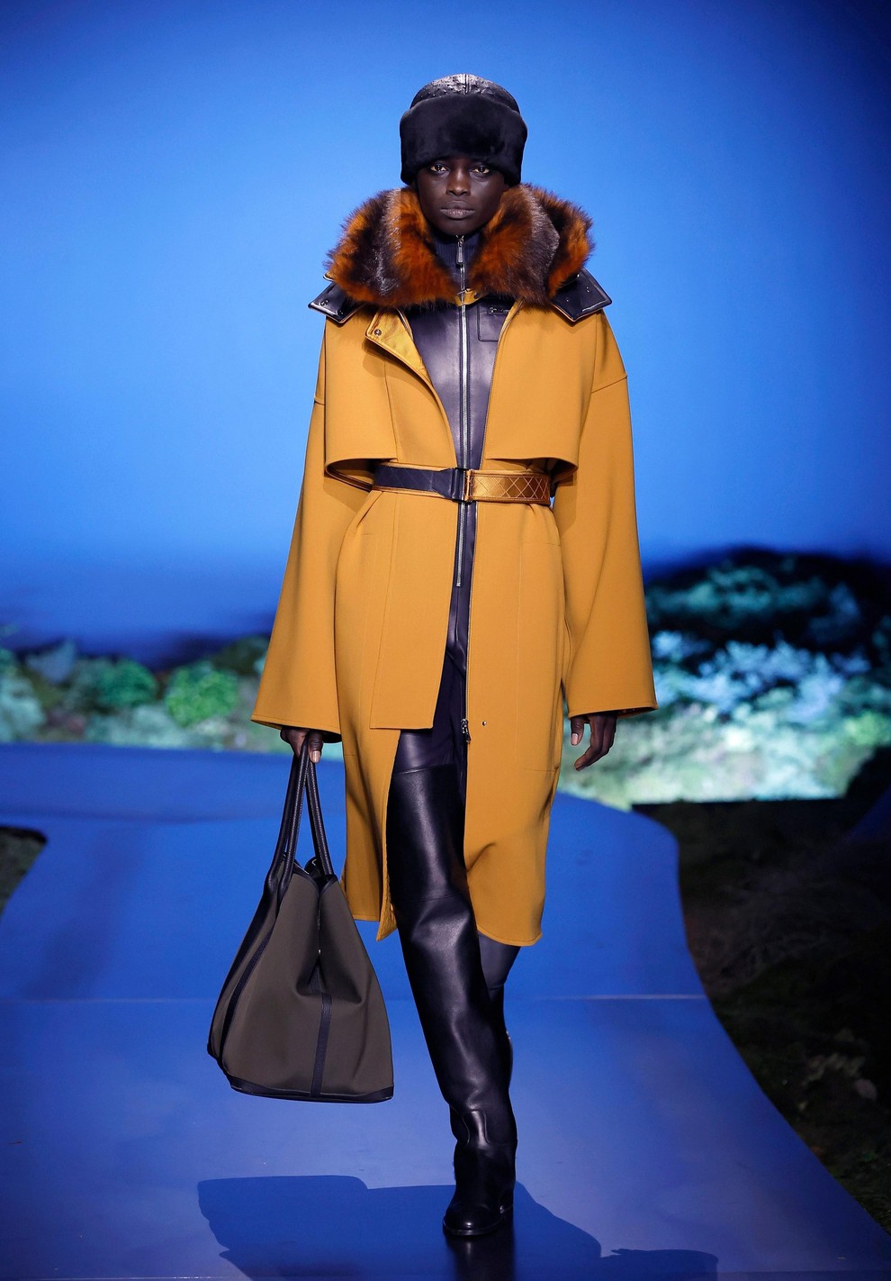 Kako s pasom oplemenititi vsak stajling? Hermès za jesen in zimo 2026/27