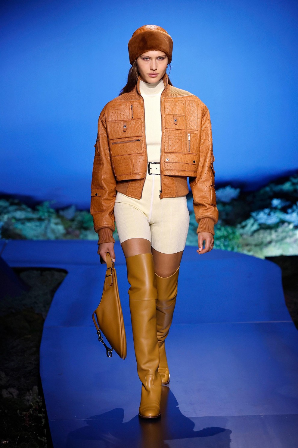 Kako s pasom oplemenititi vsak stajling? Hermès za jesen in zimo 2026/27