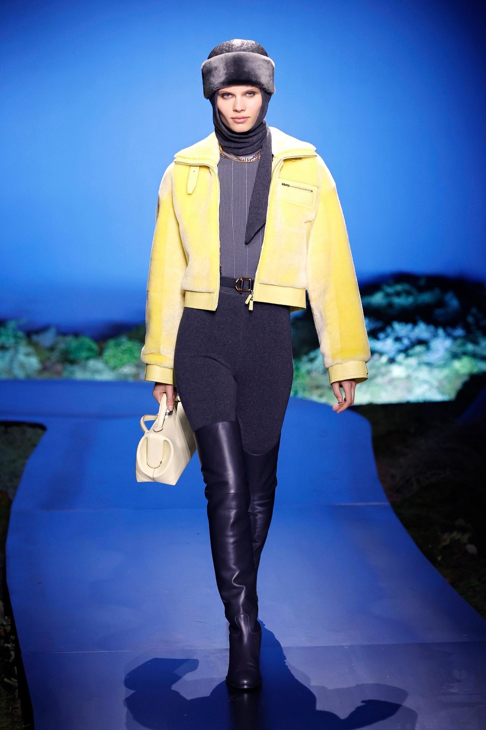 Kako s pasom oplemenititi vsak stajling? Hermès za jesen in zimo 2026/27