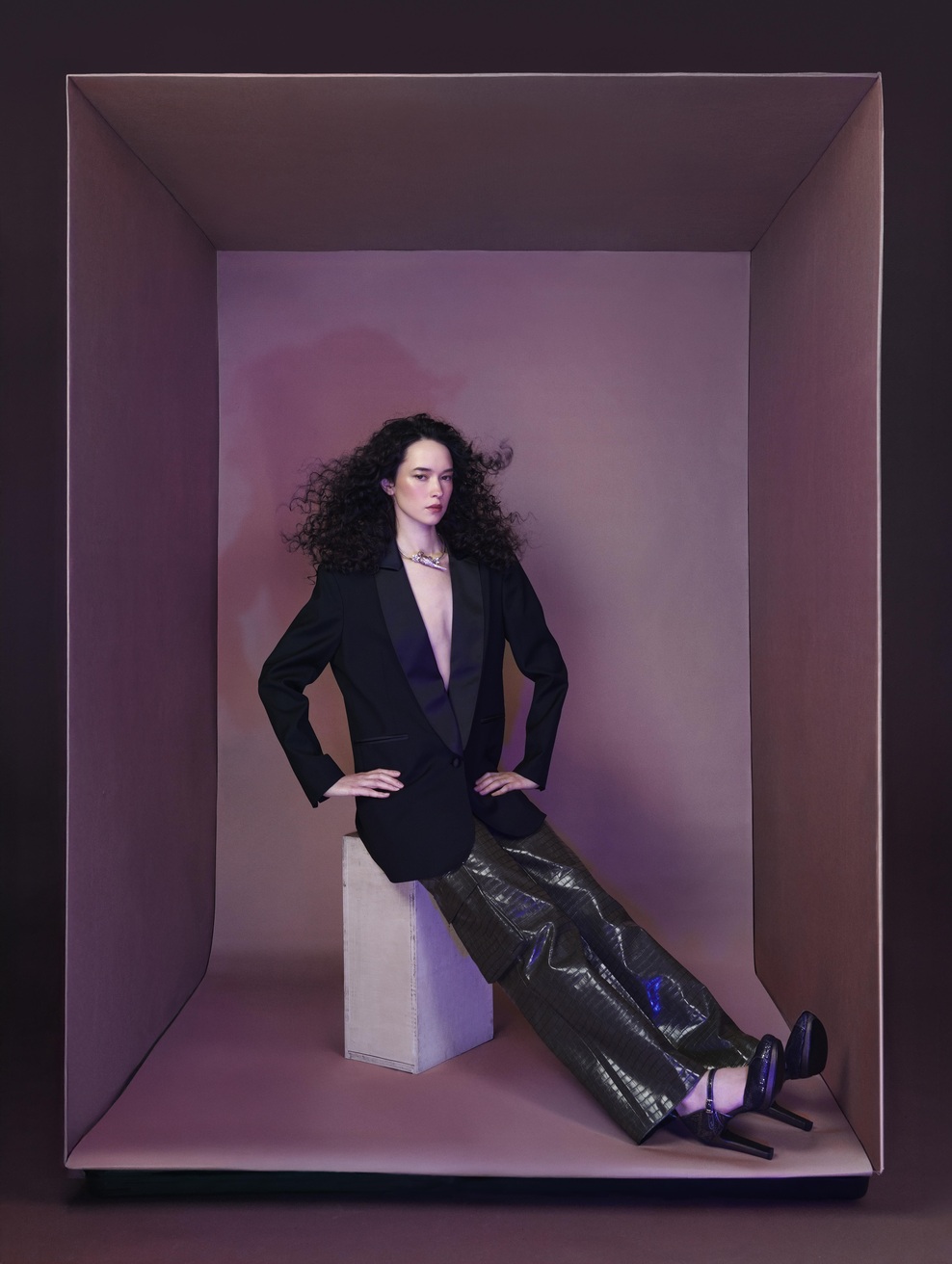 Suknjič in hlače: AILIERE @Ailiere_the_label

Čevlji: ALTURA SIETE @alturasiete

Ogrlica: AVALON JEWELRY @avalonjewelry_manee (foto: Flaminia Fanale / Flying Solo)