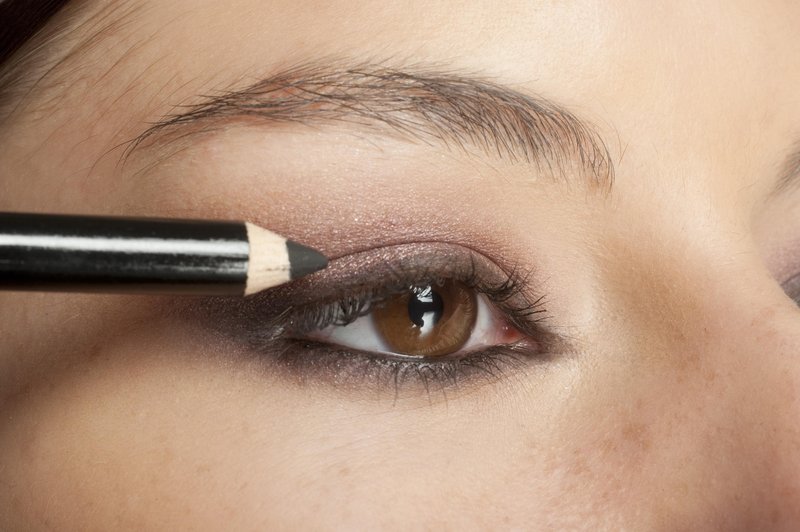 Večina žensk z uporabo ličil nenamerno postara svoj obraz: kaj narediti namesto tega?