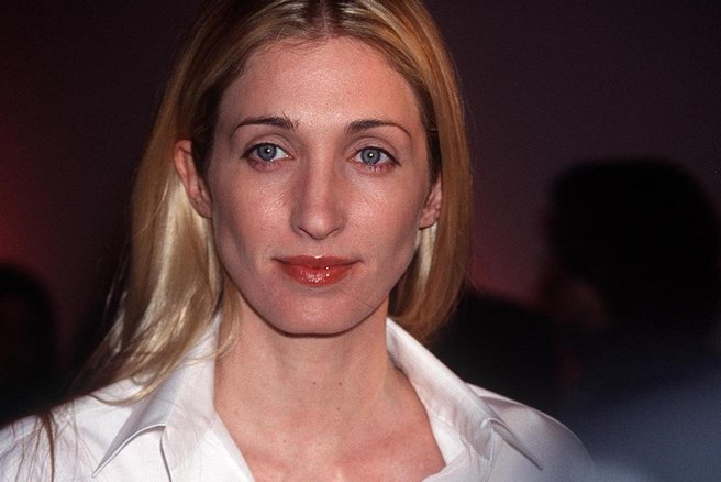 Kako je poročna obleka Carolyn Bessette spremenila poročne obleke za vedno