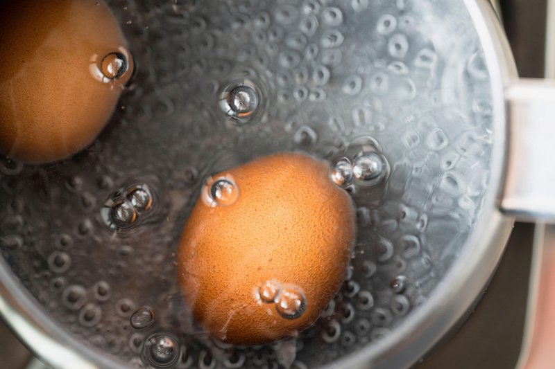 Kako skuhati jajca, da ne počijo: odgovor je tako preprost, da se boste prijeli za glavo