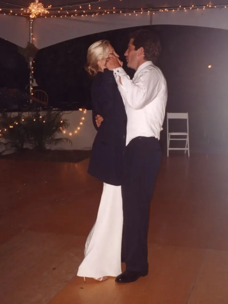 Kako je poročna obleka Carolyn Bessette spremenila poročne obleke za vedno