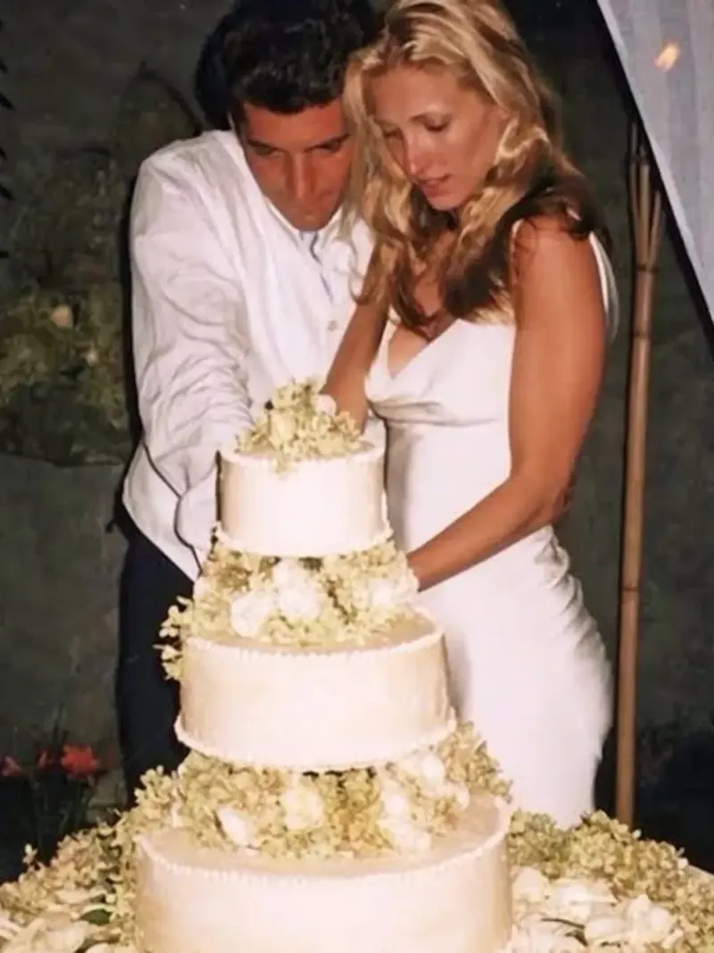 Kako je poročna obleka Carolyn Bessette spremenila poročne obleke za vedno