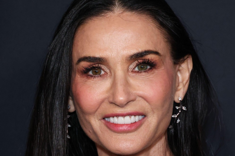 Tvegana izbira: Demi Moore v drzni obleki, ki lahko hitro razkrije preveč (foto: Profimedia)