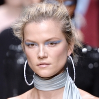 Modro senčilo se vrača: trend iz 90. let bo zaznamoval pomlad 2026