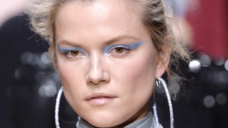 Modro senčilo se vrača: trend iz 90. let bo zaznamoval pomlad 2026