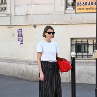 Preprosta bela majica? S to formulo bo izgledala izjemno šik!