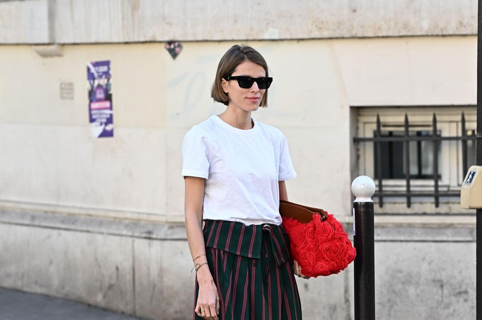 Preprosta bela majica? S to formulo bo izgledala izjemno šik! (foto: Profimedia)