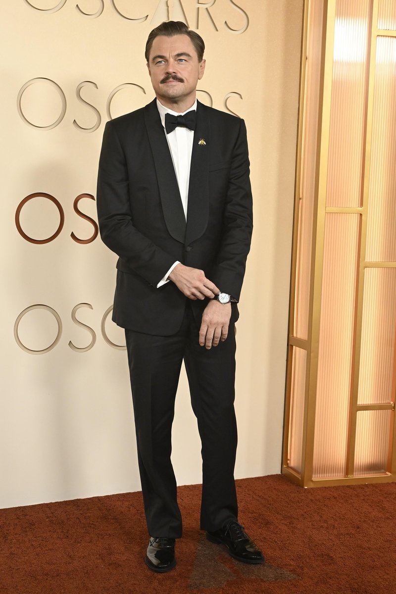 Ljudje komentirajo DiCaprijev videz na oskarjih: "Kriza srednjih let na dveh nogah"