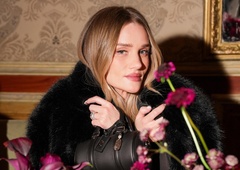 Pomladna modna muza: Rosie Huntington-Whiteley nas je navdihnila na tednu mode v Parizu