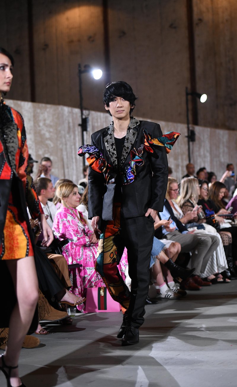 Model Brian Metcalf se vrača k The Bureau za teden mode v Los Angelesu