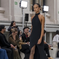 Drzna kolekcija, ki presega meje mogočega: večerna  obleka z velikim žarečim cvetom na hrbtu (FOTO)