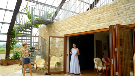 Ana živi v najlepši stekleni hiši na svetu: "Kot bi živel zunaj, v resnici pa si v varnem zavetju"