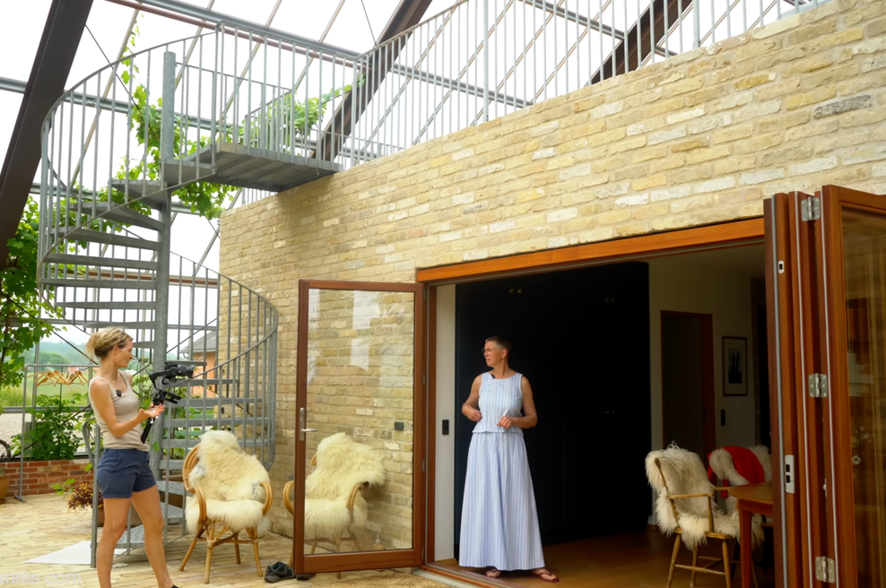 Ana živi v najlepši stekleni hiši na svetu: "Kot bi živel zunaj, v resnici pa si v varnem zavetju" (foto: YouTube)