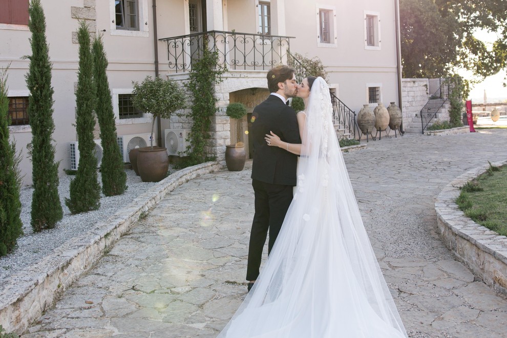 Večnost v najlepši obliki: poročna prstana, ki nosita vajino zgodbo