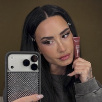 Kultni balzam za ustnice zdaj izšel v novih odtenkih: oboževale jih bodo ženske s hladnim podtonom kože