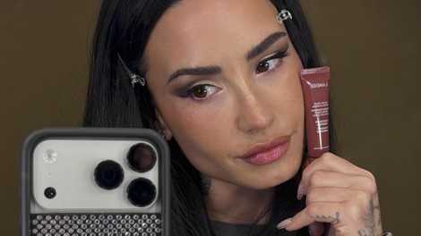 Kultni balzam za ustnice zdaj izšel v novih odtenkih: oboževale jih bodo ženske s hladnim podtonom kože