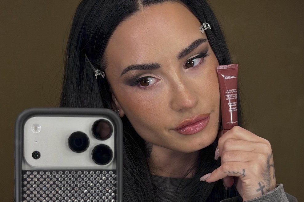 Kultni balzam za ustnice zdaj izšel v novih odtenkih: oboževale jih bodo ženske s hladnim podtonom kože (foto: Profimedia)