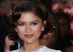 Videz, o katerem danes vsi govorijo: ko je stopila na rdečo preprogo, je svet za trenutek obstal