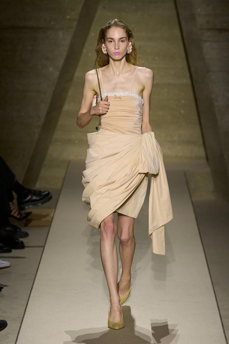 Ta model obleke prikrije trebušček in najbolj laska postavi