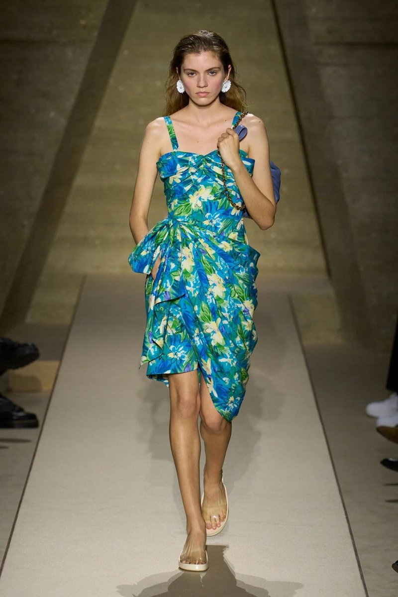 Ta model obleke prikrije trebušček in najbolj laska postavi