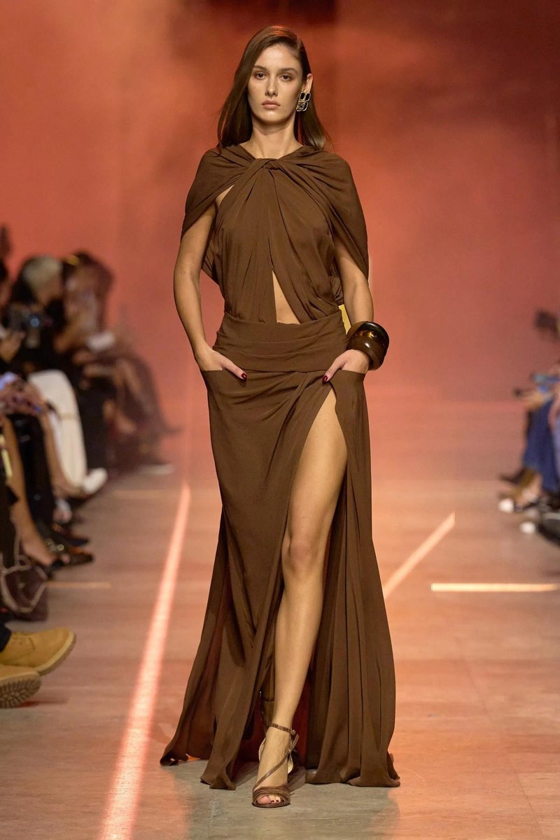 Ta model obleke prikrije trebušček in najbolj laska postavi