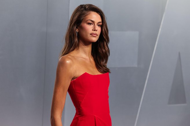 Ta model obleke prikrije trebušček in najbolj laska postavi