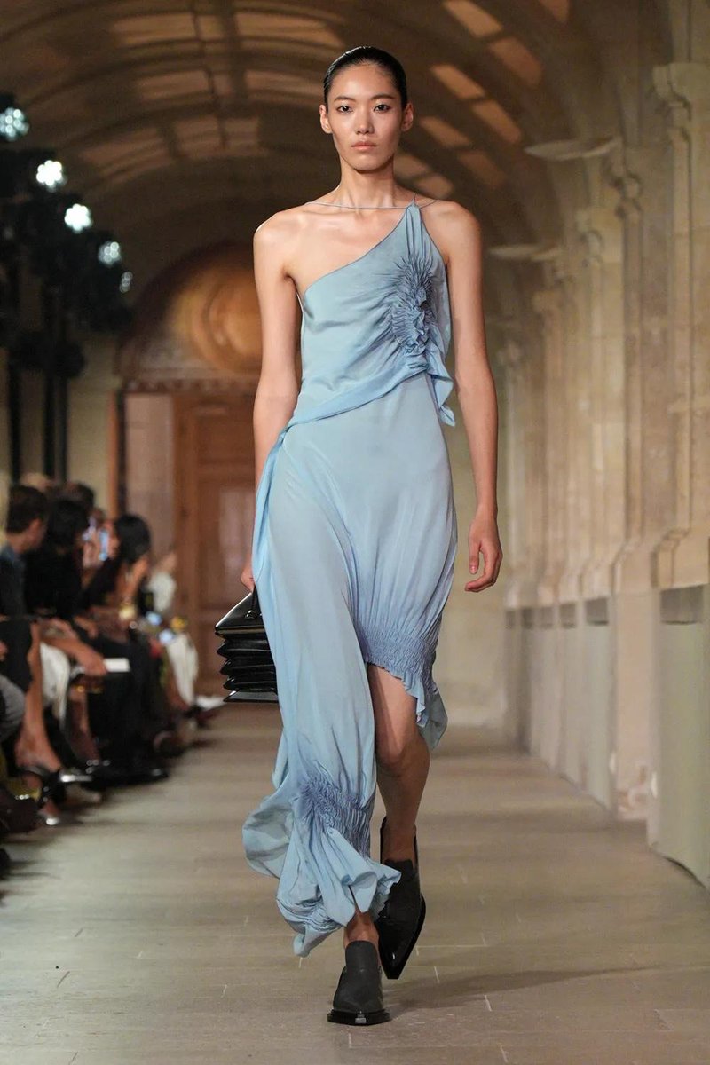 Ta model obleke prikrije trebušček in najbolj laska postavi