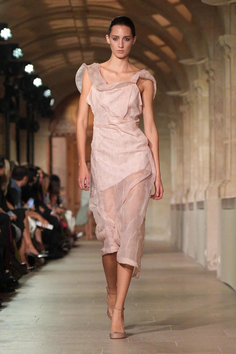 Ta model obleke prikrije trebušček in najbolj laska postavi