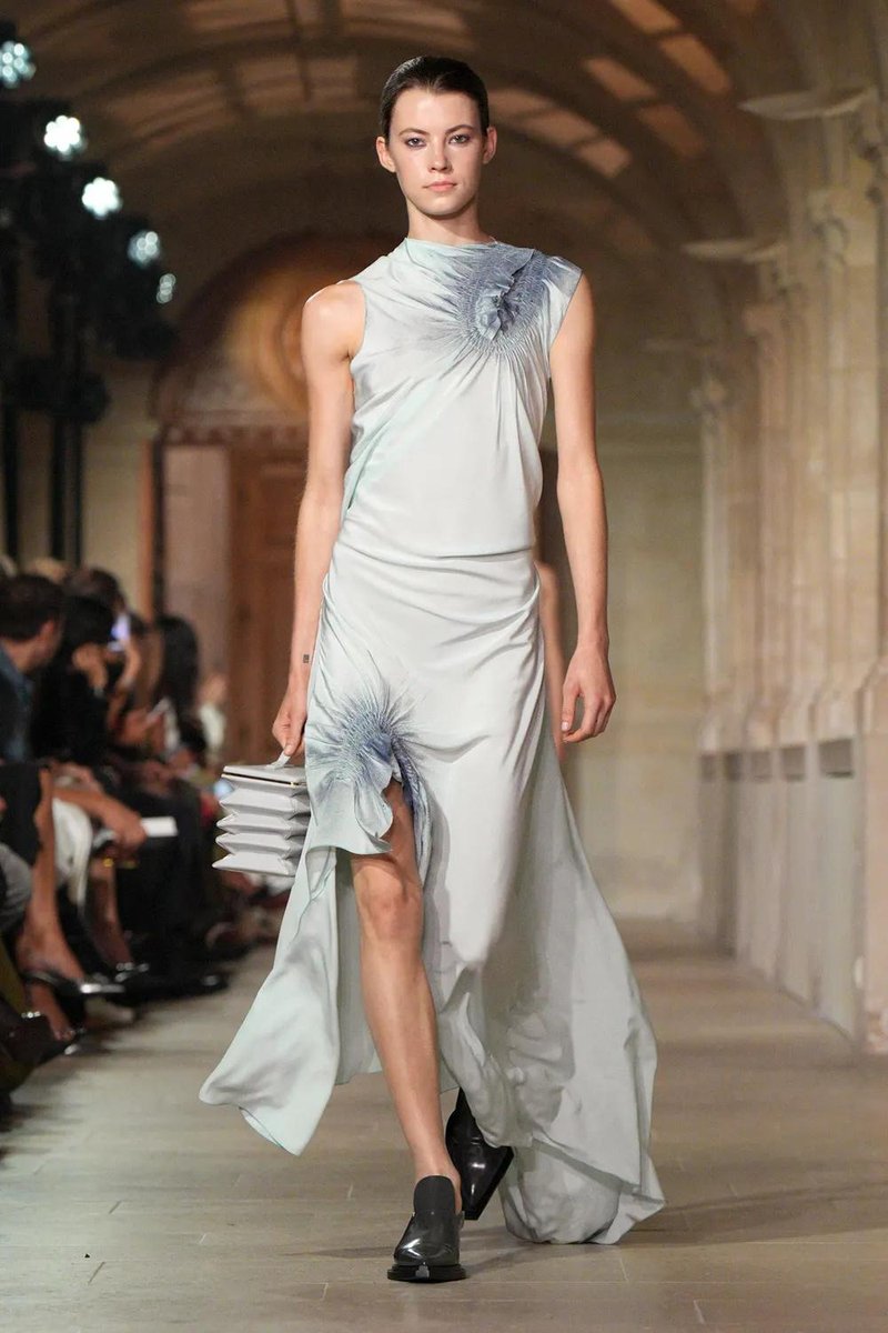 Ta model obleke prikrije trebušček in najbolj laska postavi