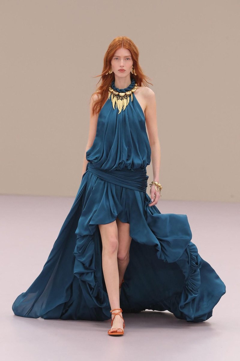 Ta model obleke prikrije trebušček in najbolj laska postavi