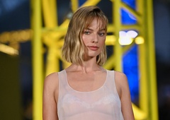 Nov modni trend ali popolni polom? Te kavbojke so preizkusili številni modni navdušenci, a še vedno delijo mnenja