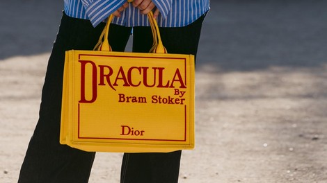 Nova Dior torbica spominja na naslovnico romana: oboževali jo bodo vsi knjižni molji