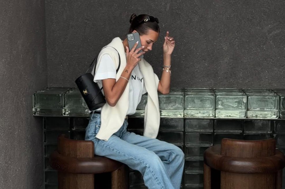 Našli smo najlepše klasične kavbojke za pomlad 2026 (foto: Instagram/@victoriawaldau)