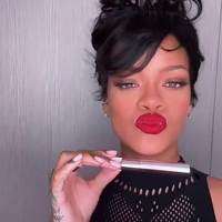 Rihanna predstavila novo rdečilo za lica z neverjetno obstojnostjo