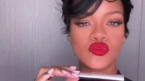 Rihanna predstavila novo rdečilo za lica z neverjetno obstojnostjo
