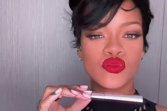 Rihanna predstavila novo rdečilo za lica z neverjetno obstojnostjo