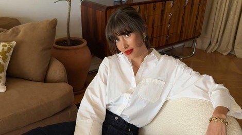 Poudarek na volumnu: srajca z napihnjenimi rokavi je edini kos, ki ga potrebujete za pomlad 2026