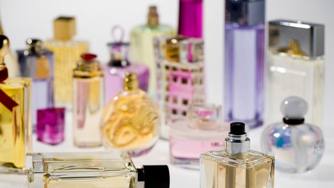Razglašeni parfumi, za katere ženske dobijo največ komplimentov: "Vsakič me ustavijo na ulici"